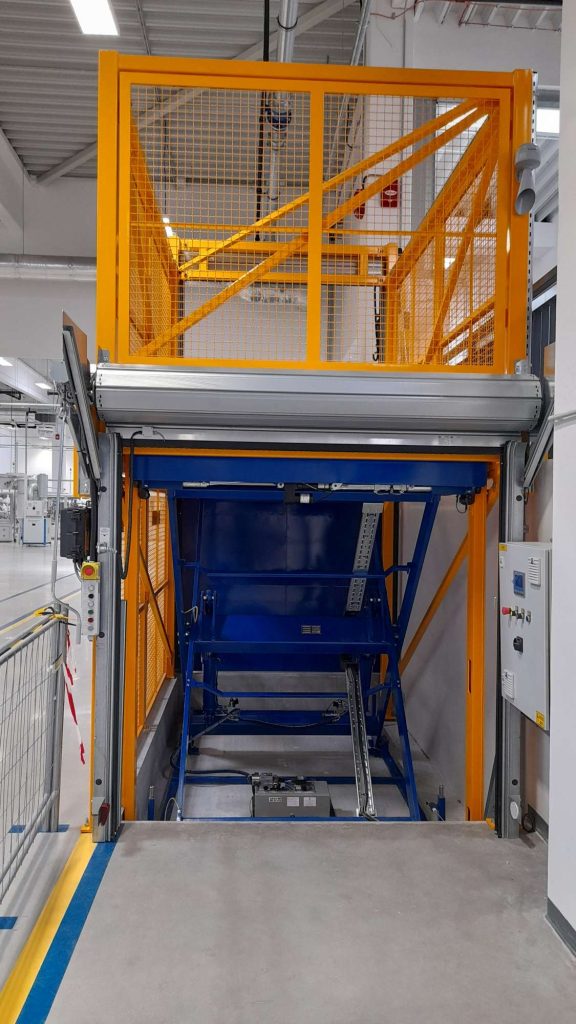 Monte-charges à ciseaux avec espace de levage clos