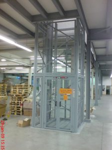 Körülkerített emelőterű oszlopos teheremelők