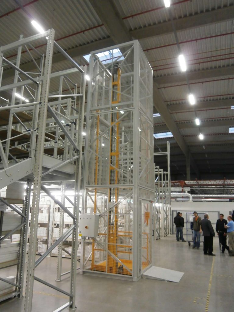 Monte-charges à colonne avec espace de levage clos